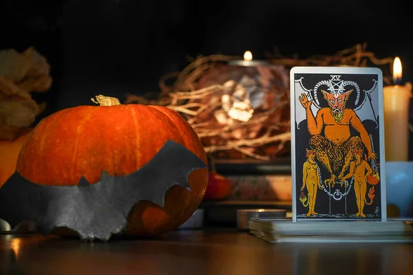 Tarot kartları ve mumlarla odaklanmış mistik ayin. Cadılar Bayramı konsepti, kara büyü ya da falcılık ayini, esrarengiz ve gizemli semboller. - Evet. Yüksek kalite fotoğraf