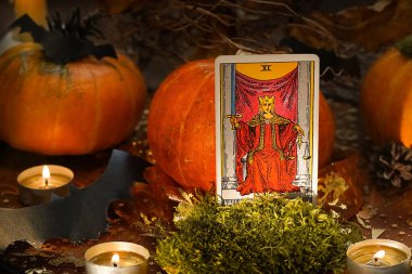 Tarot kartları ve mumlar. Cadılar Bayramı konsepti, kara büyü ya da falcılık ayini, esrarengiz ve gizemli semboller. - Evet. Yüksek kalite fotoğraf