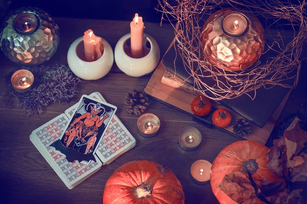 Cartas del tarot, velas. concepto de Halloween, magia negra, adivinación — Foto de Stock