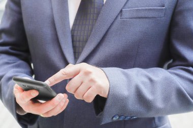  Akıllı cep telefonu kullanan bir adama yaklaş. Yüksek kalite fotoğraf