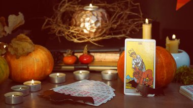 Tarot kartları ve mumlar. Cadılar Bayramı konsepti, kara büyü ya da falcılık ayini, esrarengiz ve gizemli semboller. - Evet. Yüksek kalite fotoğraf