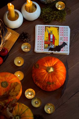 Tarot kartları ve mumlarla odaklanmış mistik ayin. Cadılar Bayramı konsepti, kara büyü ya da falcılık ayini, esrarengiz ve gizemli semboller. - Evet. Yüksek kalite fotoğraf