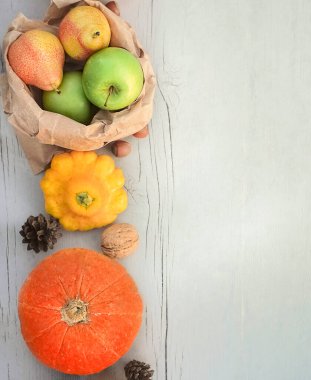 Balkabaklarından, kabaklardan, elmalardan ve armutlardan oluşan beyaz ahşap bir arka planda süslü bir sonbahar dekoru. Şükran Günü kavramı. Fotokopi alanı olan düz bir yer. - Evet. Yüksek kalite fotoğraf