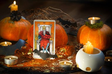 Tarot kartları ve mumlarla ayin. Cadılar Bayramı konsepti, kara büyü ya da falcılık ayini, esrarengiz ve gizemli semboller. - Evet. Yüksek kalite fotoğraf