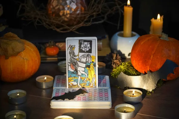Дефокусований Містичний Ритуал Картками Таро Свічками Концепція Хеллоуїна Чорна Магія — стокове фото