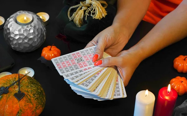 Lector Tarot Con Cartas Tarot Concepto Halloween Magia Negra Rito — Foto de Stock