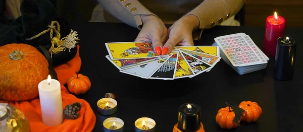 Lector Tarot Con Cartas Tarot Concepto Halloween Magia Negra Rito — Foto de Stock