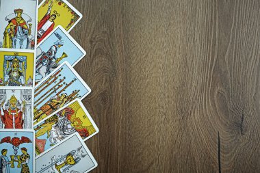 Tahta arka planda Tarot 'tan esinlenilmiş kartlar. Yüksek kalite fotoğraf