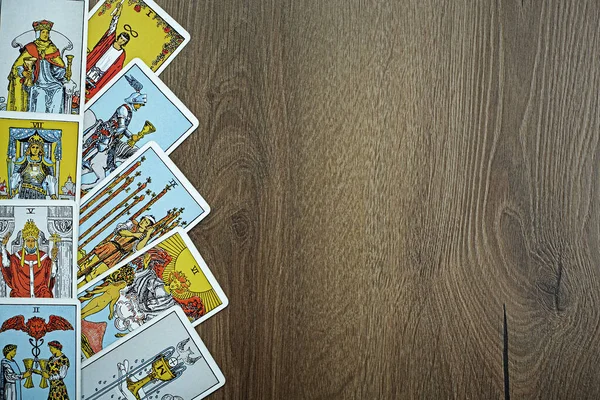 Assortiment Van Tarot Geïnspireerde Kaarten Een Houten Achtergrond Hoge Kwaliteit — Stockfoto