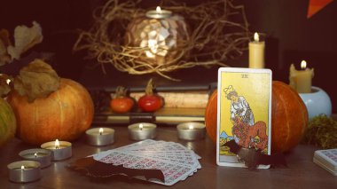 Tarot kartları ve mumlar. Cadılar Bayramı konsepti, kara büyü ya da falcılık ayini, esrarengiz ve gizemli semboller. - Evet. Yüksek kalite fotoğraf