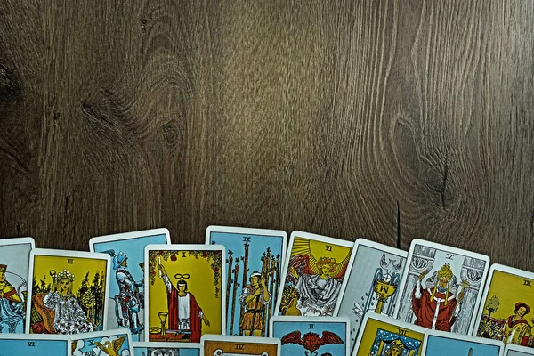 Tahta arka planda Tarot 'tan esinlenilmiş kartlar. Yüksek kalite fotoğraf