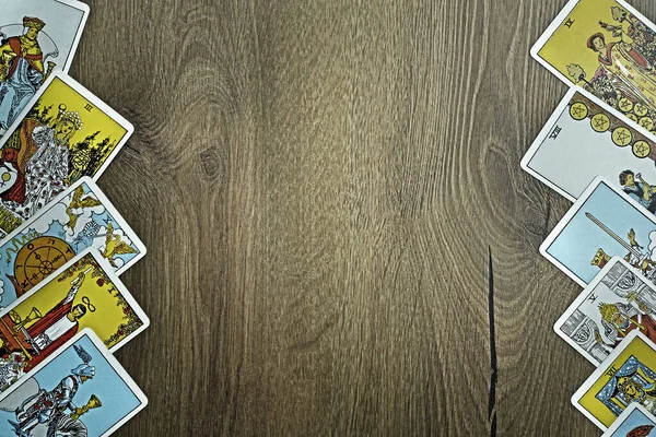 Assortiment Van Tarot Geïnspireerde Kaarten Een Houten Achtergrond Hoge Kwaliteit — Stockfoto