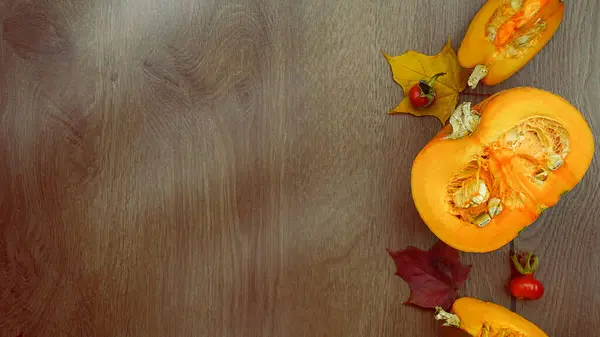 Composizione Raccolta Autunnale Con Zucca Tagliata Foglie Acero Fondo Legno — Foto Stock