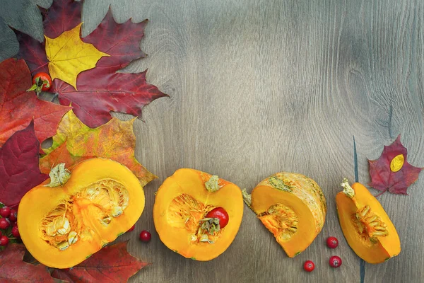 Composizione Raccolta Autunnale Con Zucca Tagliata Foglie Acero Fondo Legno — Foto Stock