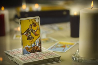 Aptal, Binbaşı Arcana, resimli editör tarot kartları..