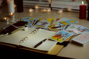 Cadı masasında Tarot kartlarının olduğu bulanık bir hayat. Özgün