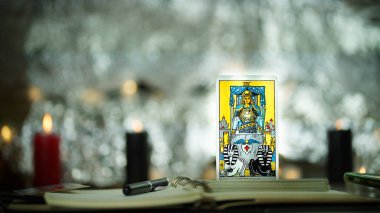 Tarot kartları ve at arabasıyla kış kompozisyonunun bulanık arkaplanı 