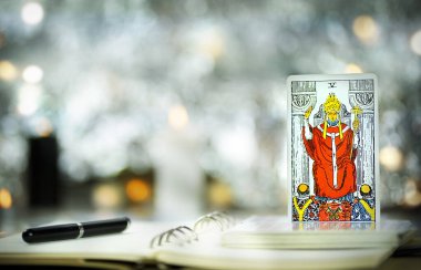 Tarot kartları ve hiyerophant ile kış kompozisyonunun bulanık arkaplanı 