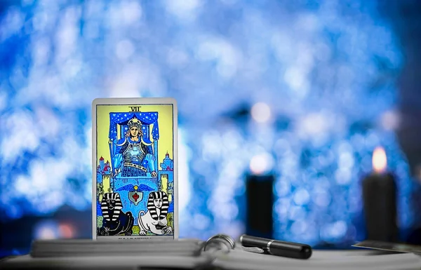 Tarot kartları ve at arabasıyla kış kompozisyonunun bulanık arkaplanı 
