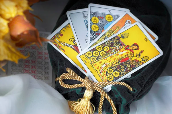 Lectura borrosa del Tarot, mago de cartas sobre la mesa. Esotérico — Foto de Stock