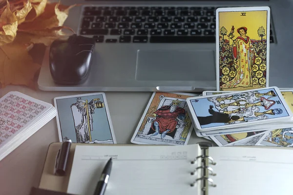 Tarot kartlarıyla geleceği tahmin etme çevrimiçi 