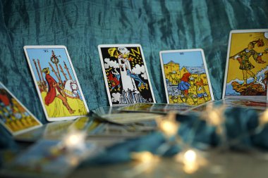 Cadı masasında Tarot kartlarının olduğu bulanık bir hayat. Esrarengiz kavram ve astroloji. Yüksek kalite fotoğraf