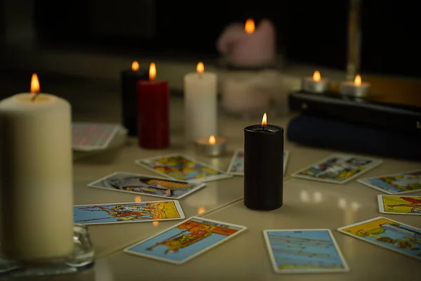 Homályos Misztikus Rituálé Tarot Kártyákkal Gyertyákkal Halloween Koncepció Fekete Mágia — Stock Fotó