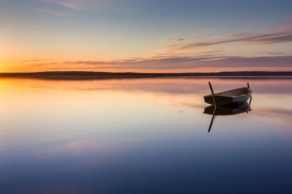 Parcheggio Piccole Barche Pesca Sul Lago Durante Tramonto Lunga Esposizione — Foto Stock