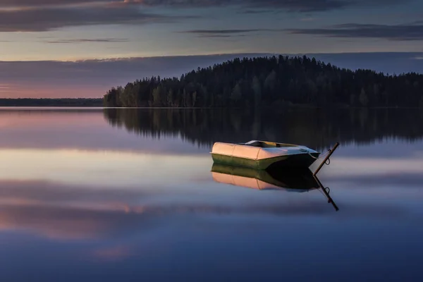 Невеликий Рибальський Човен Причалі Біля Озера Під Час Заходу Сонця — стокове фото