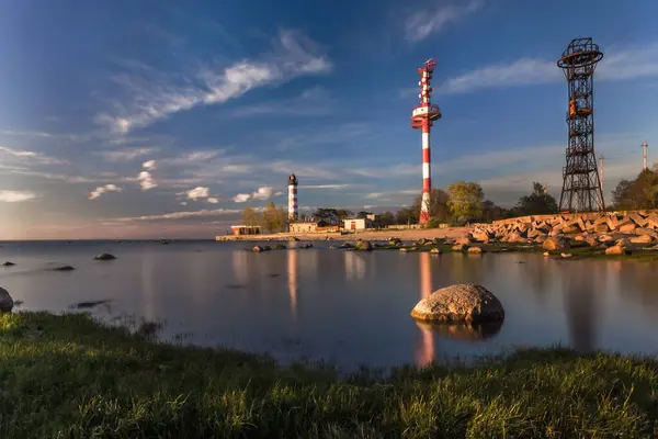 レニングラード地方のカラバダイ半島の先端にあるシェフェールスキー灯台は 石のビーチの間で日没時に夏の夜に — ストック写真