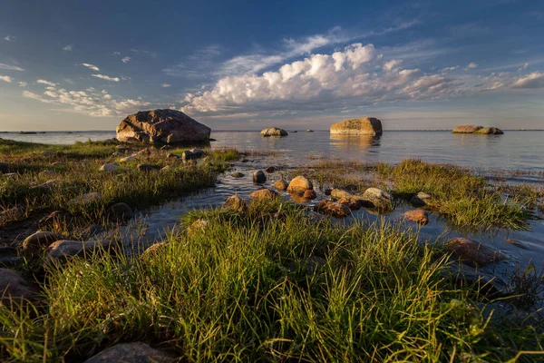 ポストカードの背景として石や美しい夕日 長い露出写真とバルト海の海岸 — ストック写真
