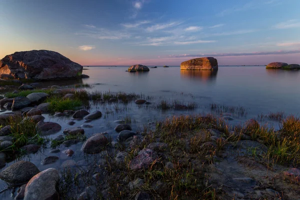 Côte Mer Baltique Avec Des Pierres Beau Coucher Soleil Photo — Photo