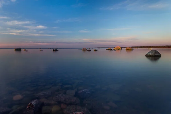 ポストカードの背景として石や美しい夕日 長い露出写真とバルト海の海岸 — ストック写真