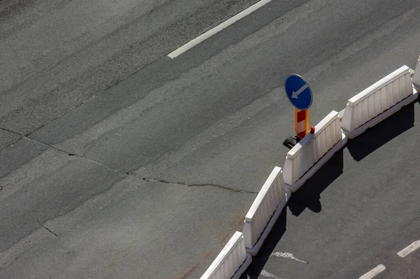 Şehir sokaklarının onarımı için iş yerinin yakınındaki trafik işaretleri engelleri. Aracın güvenliği için modern plastik parmaklıklar. İnşaat alanı üst görünümü