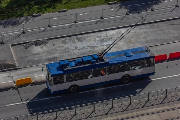 Trolleybus Urbain Bleu Blanc Dans Les Rues Une Ville Moderne — Photo