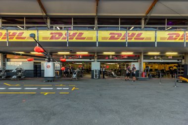 Bakü, Azerbaycan - Haziran 06, 2017: Formula 1, Neftyanikov Bulvarı 'ndaki pit-lane üzerinde yürüyüş