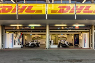 Bakü, Azerbaycan - Haziran 06, 2017: Formula 1, Neftyanikov Bulvarı 'ndaki pit-lane üzerinde yürüyüş