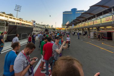 Bakü, Azerbaycan - Haziran 06, 2017: Formula 1, Neftyanikov Bulvarı 'ndaki pit-lane üzerinde yürüyüş