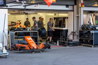 Bakü, Azerbaycan - Haziran 06, 2017: Formula 1, Neftyanikov Bulvarı 'ndaki pit-lane üzerinde yürüyüş