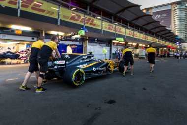 Bakü, Azerbaycan - Haziran 06, 2017: Formula 1, Neftyanikov Bulvarı 'ndaki pit-lane üzerinde yürüyüş