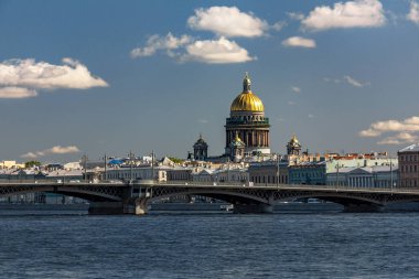 St. Isaac Katedrali 'nin panoraması nehrin karşısındaki eski şehrin merkezinde ve köprülerde.