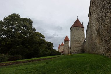 Tallinn 'in eski kasabasının merkezinde kuleleri olan eski bir kalenin duvarları.