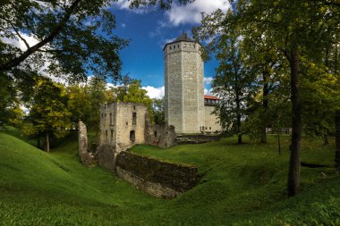 Paide Castle, Estonya 'nın merkezi. Orta Çağ şövalyelerinin antik şatosu ve kültürel mirası.