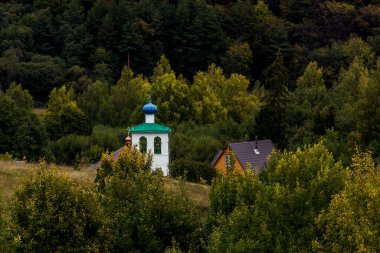 Pskov Bölgesi 'ndeki Izborsk Vadisi' nde tarihi bir yerde kilise.