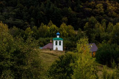 Pskov Bölgesi 'ndeki Izborsk Vadisi' nde tarihi bir yerde kilise.