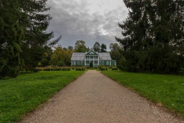 Eski yeşil köşke giden yol sessiz kırsal bir bahçede.