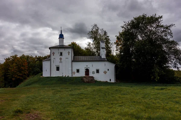 Iglesia Cristiana Ortodoxa Blanca Solitaria Valle Lejos Ciudad — Foto de Stock