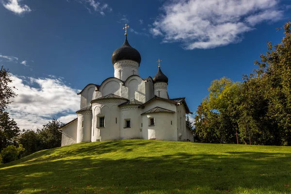 Starożytny Biały Prawosławny Chrześcijański Kamienny Cerkiew Obwód Pskowski Rosja Kościół — Zdjęcie stockowe