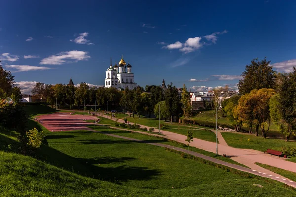 Вид Псковский Кремль Через Мост Реки Города Летний Ясный День — стоковое фото