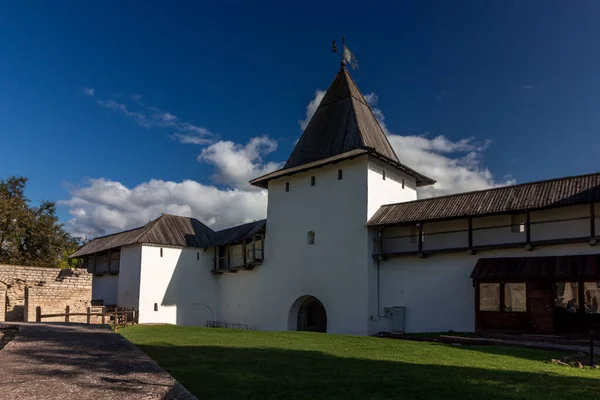 Vista Kremlin Pskov Perto Rio Cidade Dia Claro Verão Trilhas — Fotografia de Stock